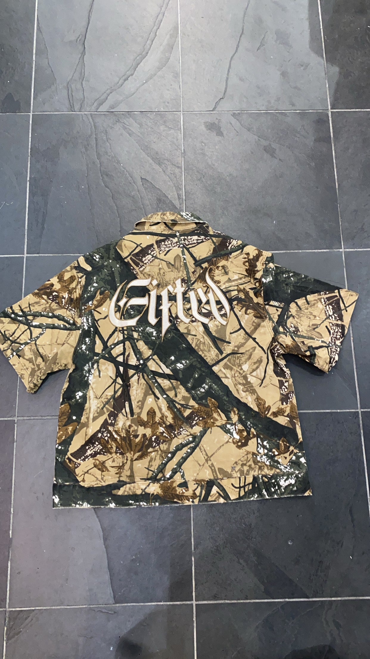 DRAKE BROWN TREE TEE